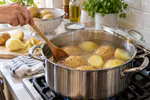 Papas cocinándose en una olla sin pegarse al fondo